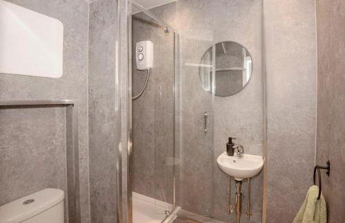 Cosy 2-Bed Apartment in Penarth Town Flat 1 - Photo 13