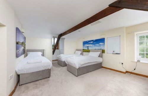 10 Bed Stunning House in village, with Hot Tub - Photo 11