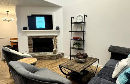 Bright Spacious Renovated Home Master on Main - Foto 1