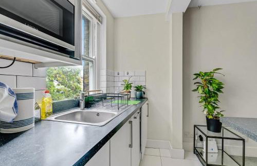 Designer 1-Bed Flat, 1-Min to Tube, Fast Central London Access - Foto 14