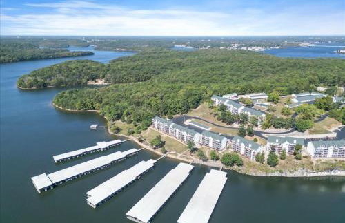 Lakefront Osage Beach Condo + Workspace w/ Pool Views - Foto 49