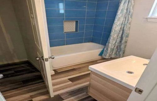 2 Large Bedrooms Open Living Peaceful - Photo 3