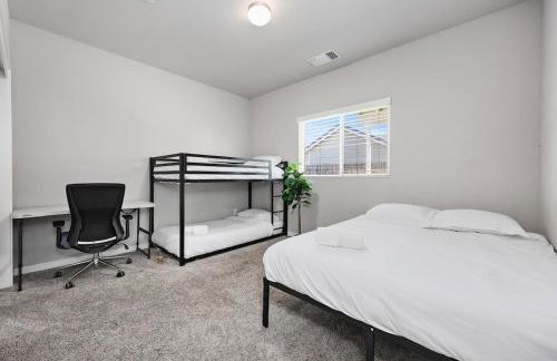 Spacious Home with Private Pool - Photo 72