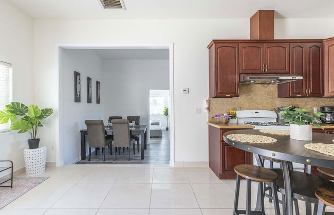 Elegant Retreat Modern Comforts, Prime Location - Photo 34