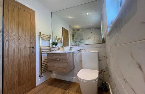 Phoenix Lodge - Luxury 2 ensuite bedrooms, lakeside views - Foto 42