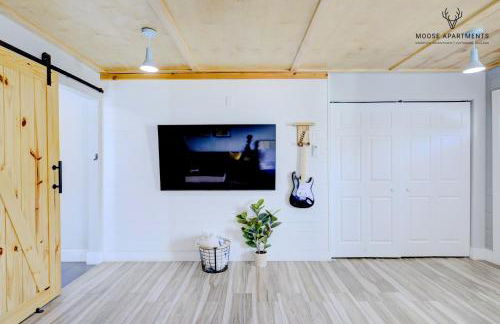 The Moose #5 - Modern Comfy Studio with King Bed, Free Parking & Fast WiFi - Foto 2