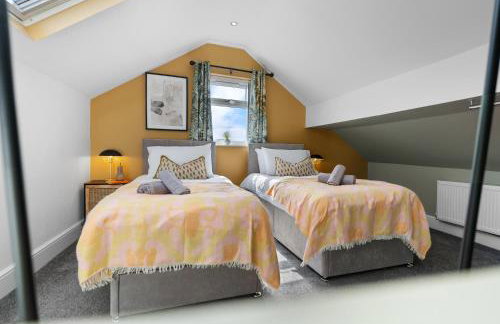 4-Bedroom Stunning Luxe, Spacious & Stylish Design House Bolton, Sleeps 11, with Parking Central Bolton, Links to Manchester, Pet-Friendly, Best For Groups! WORK CONTRACTORS SPECIAL OFFER! - by Blue Puffin Stays - Foto 41