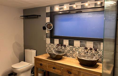 Ti an Aod Beachfront Stone Cottage Sleeps 10 OI Collection Rentals - Foto 5