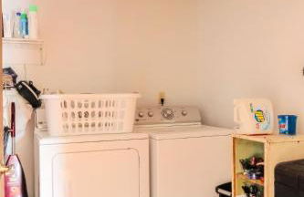 Retro Retreat Charming Home with Hot Tub & Fire Pit - Foto 15