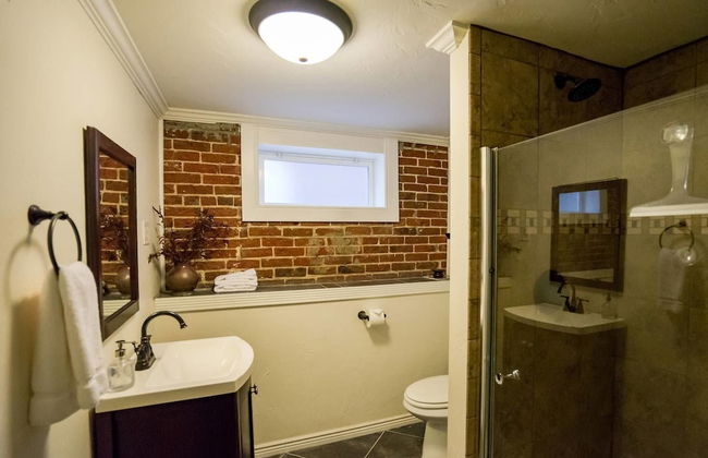 The City Park Cottage With Home Theater - Photo 12