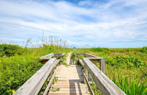 Steps to Sand Condo with Pool Access in Cocoa Beach - Foto 25