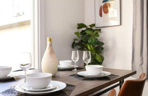 Relax in Spacious 3BR Apt Sleeps 8 and Parking - Foto 9