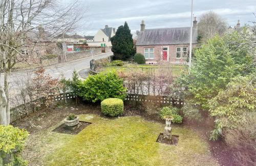 Gilmore House - 5 Bedroom Victorian Home with Hot Tub - Photo 36