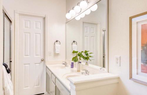 Spacious Modern Retreat with Game Room & Fire Pit near Trails - Foto 24