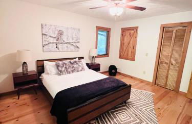 Maggie Valley 4BR Cabin with Hot Tub in Serene Forest - Foto 7