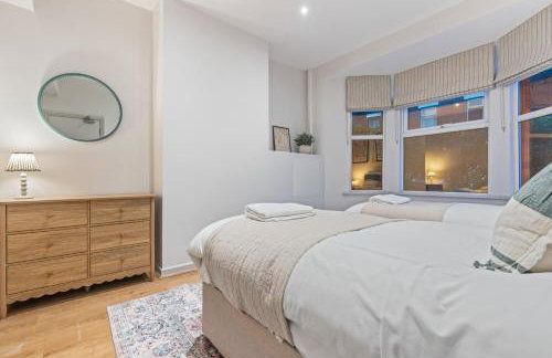 Chester Manor - 5 BR - Sleeps 10 - Free Parking - Foto 16