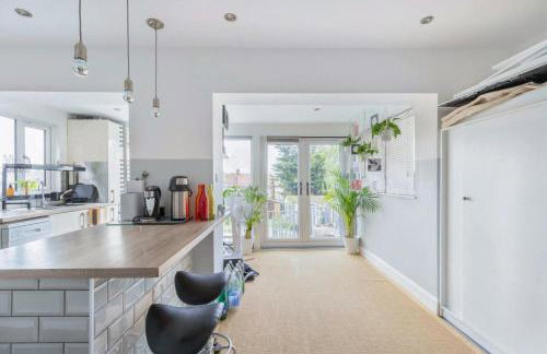 Bright & Stylish 4-Bed Home in the Heart of Morden - Photo 25