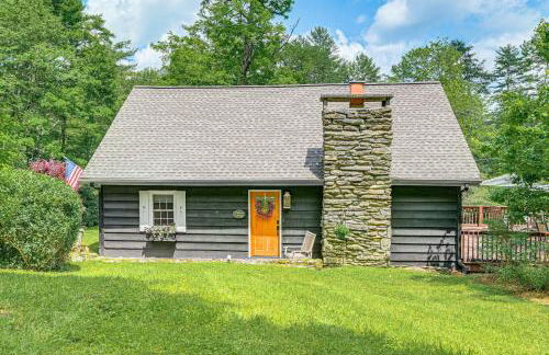 Enchanting Highlands Cottage with Pond and Waterfall - Foto 3