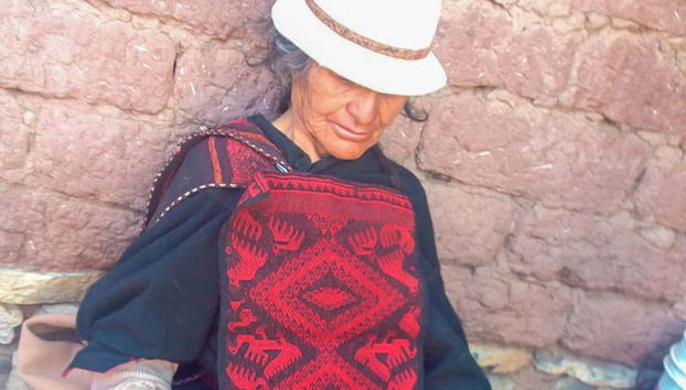 Mujer exponiendo sus artesanías