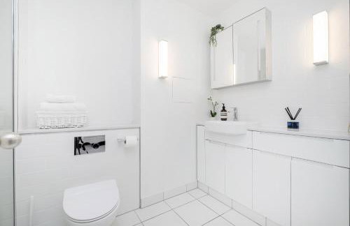 Luxury Central Mayfair Townhouse with A/C 3BR 3BA - Photo 40