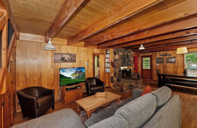 Sunshine Cabin - Cozy 2-Story Getaway - Photo 39