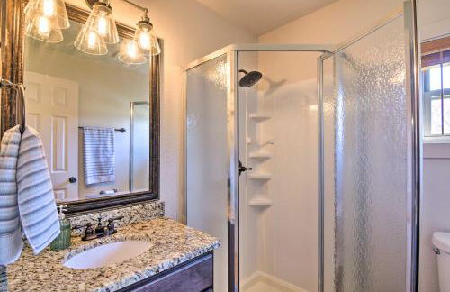 Resort Cabin with Nearby Pool and Lake Access! - Foto 14