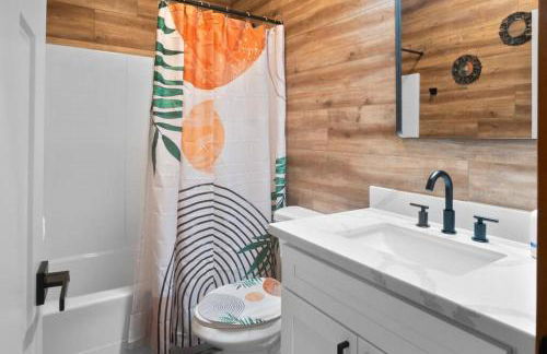 Luxe Chalet at Rainier Entrance with Hot Tub-AC-WiFi - Photo 15