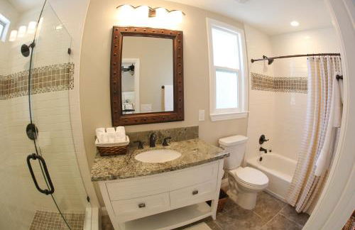 Stunning 8 bedroom 6 bathroom Pool Home - Photo 29