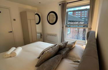 Stylish City Retreat with Views & Court Yard - Foto 13