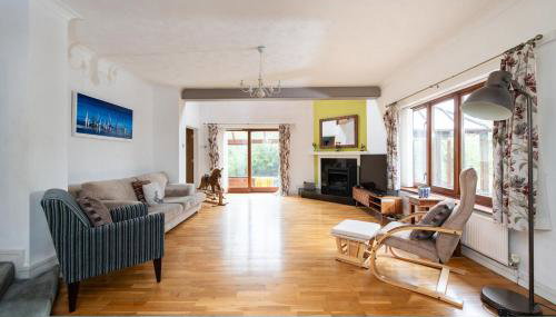 Spacious 5BR Home in Redditch - Photo 4