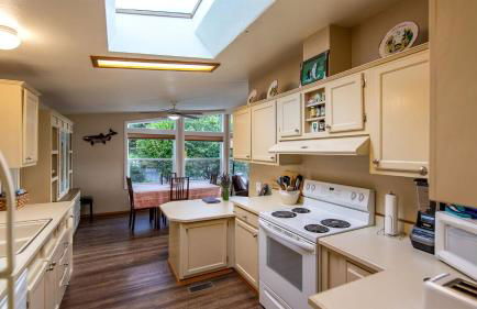 Cozy Waterfront Cottage with Hot Tub in Lakeside, Oregon - Foto 11