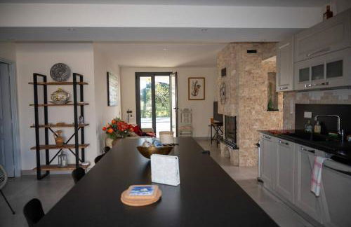 Rez de maison neuve Piscine WiFi Poolhouse en Pierre - Foto 7