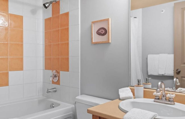 TOP FLOOR in Panorama Resort | TRUE Ski In/Out | Indoor Access to Pool & HotTubs - Foto 8