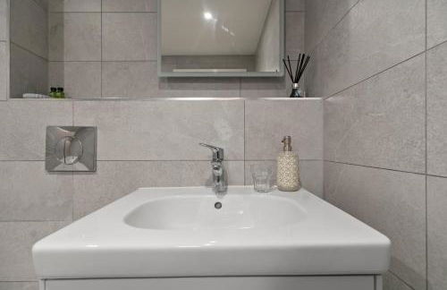 Solihull Flat For 2 with Fast WiFi with Free Secured Parking - Foto 16