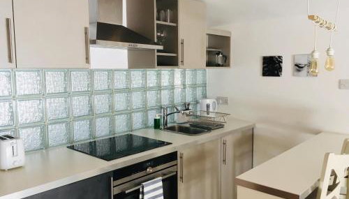 Modern self contained tiny home with patio - Foto 5