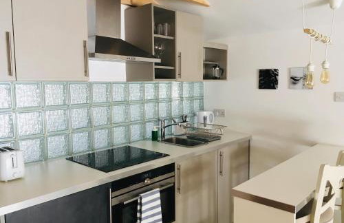 Modern self contained tiny home with patio - Foto 5