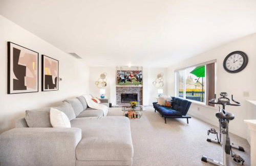 Brier 5BR Retreat w Pool Table Deck Central AC - Foto 3