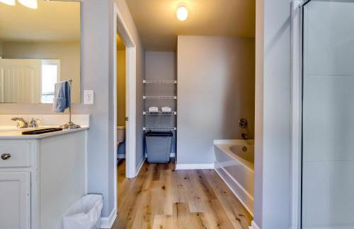 Open Plan Arcade Home with Natural Hardwoods Sleeps 10 - Foto 44