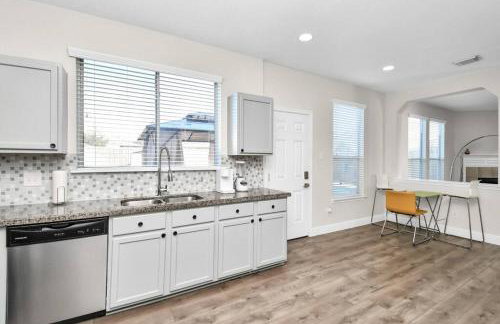 Tranquil 4-BR Oasis With Pool & Backyard Bliss! - Foto 31