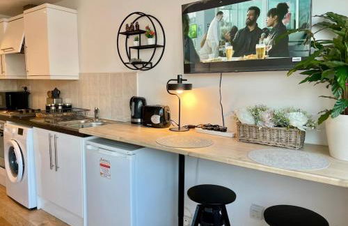 Studio Flat with Parking Off High St - Photo 5