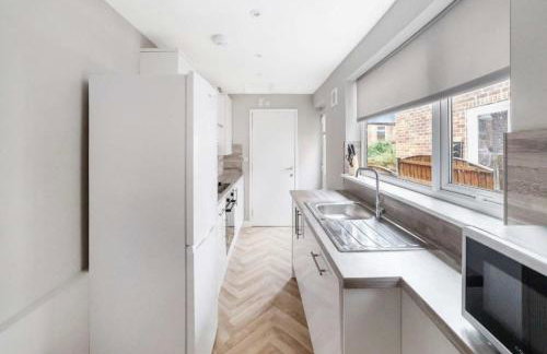 Comfy 2 Bed House - Free Parking - Near City Centre - Foto 5