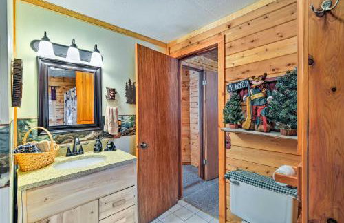 Cozy Manistique Cabin with Deck, Grill and Fire Pit! - Foto 14