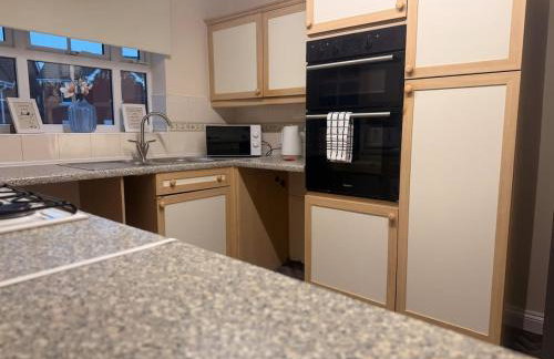 Ivy House - 3-Bed, Sleeps 4, Parking, WiFi, Contractors - Foto 18