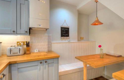 Little Monmouth 4 bedroom cottage, Old town Lyme Regis, dog friendly and parking - Photo 14