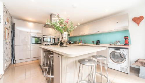 6 bedrooms beautiful home 3 bathrooms, quiet location with garden near Legoland Windsor Heathrow - Foto 3, stove, dishwasher, pet friendly, toaster, minibar