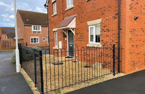 Stunning Large Detached Gloucester, 4 beds, 3 bedroom, 2 bathroom property, Nr Chelt, The Docks and Quays sleeps 6 - Photo 54