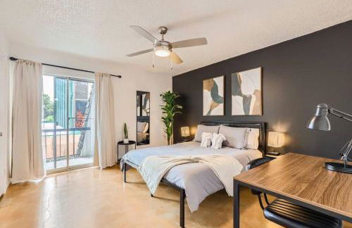 Your 2B Getaway - Walk Dtwn - Sleeps 6 - Pool and Prkg - Foto 30