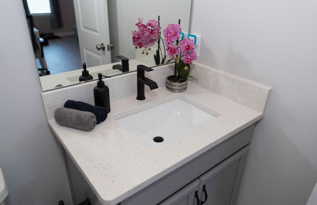 Pet Friendly Modern Zen Studio Retreat W/ Hot Tub! Home by RedAwning - Foto 31