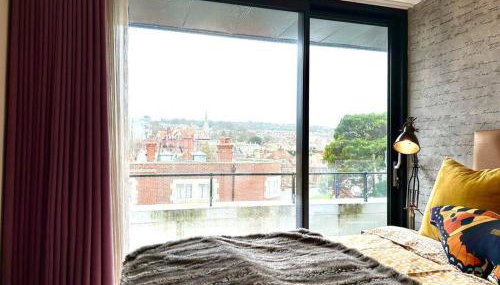 Sea View Ultra Modern 2 bedroom Apartment - 1 Min Walk to the Best Beach! - Great Location - FREE Parking - Fast WiFi - Smart TV - sleeps up to 4! Close to Purbeck, Corfe Castle, Sandbanks, Poole & Bournemouth - Foto 2