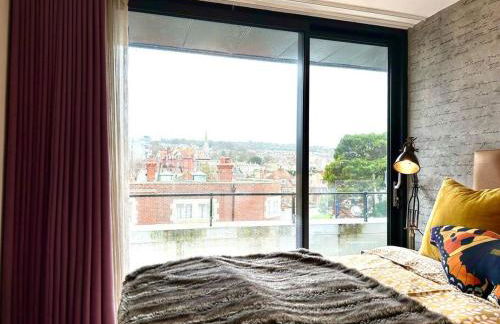 Sea View Ultra Modern 2 bedroom Apartment - 1 Min Walk to the Best Beach! - Great Location - FREE Parking - Fast WiFi - Smart TV - sleeps up to 4! Close to Purbeck, Corfe Castle, Sandbanks, Poole & Bournemouth - Foto 2